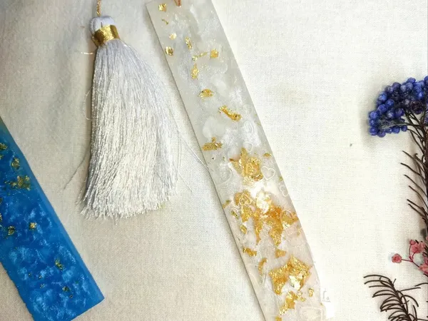 Resin_Bookmark
(White+_Gold_Flake+_White_Tassel)