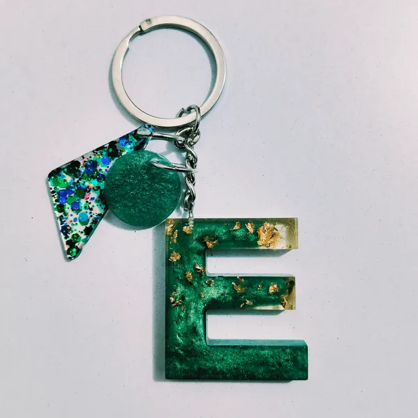 Resin_Alphabate_'E'_Keychain
(Green_Colour+Gold_Flake+Silver_Ring)