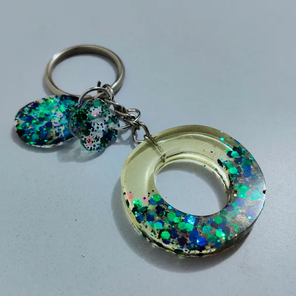 Resin_Alphabate_'O'_Keychain
(Green_Glitter+Silver_Ring)