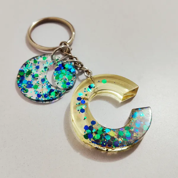 Resin_Alphabate_'O'_Keychain
(Green_Glitter+Silver_Ring)