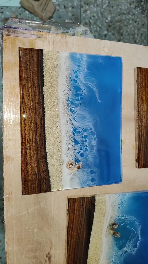 Ocean_Resin_Tray_And_Coasters(Set_Of_4)
(Blue_Resin+White_Waves+Wood)
Finish-_Glossy