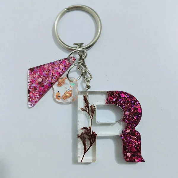 Resin_Alphabate_'R'_Keychain
(Mehroon_Glitter+Silver_Ring)