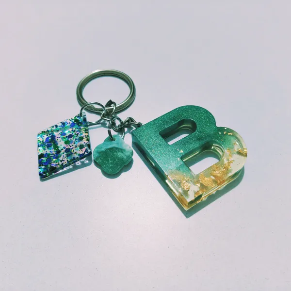 Resin_Alphabate_'E'_Keychain
(Green_Colour+Gold_Flake+Silver_Ring)