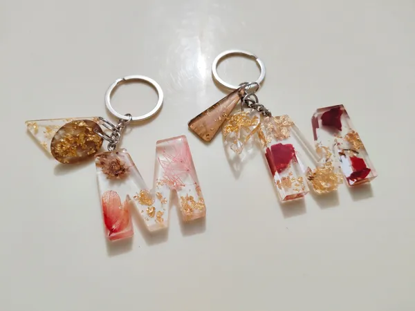 Resin_Alphabate_'S'_Keychain
(Real_Flowers&_Flakes+Silver_Ring)