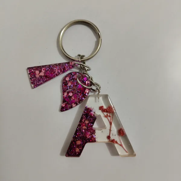 Resin_Alphabate_'R'_Keychain
(Mehroon_Glitter+Silver_Ring)