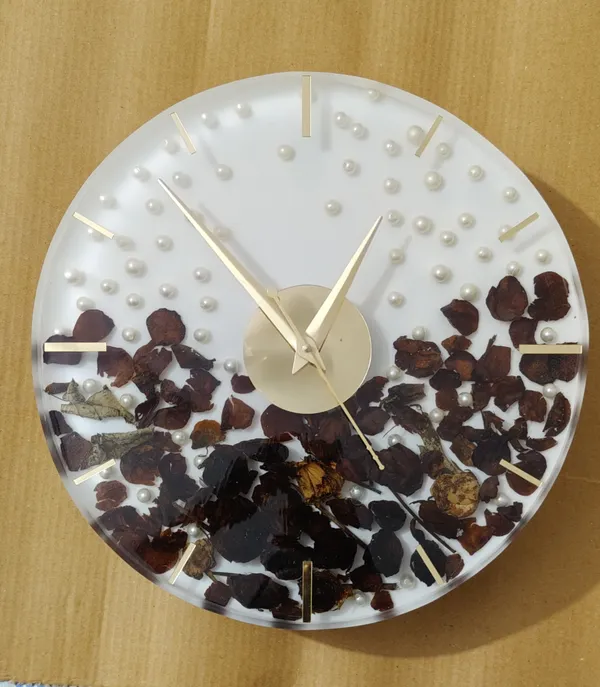 Resin_Floral_Wall_Clock_With_Preserved_Flower_Design