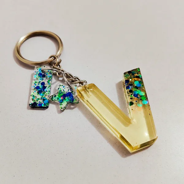 Resin_Alphabate_'O'_Keychain
(Green_Glitter+Silver_Ring)