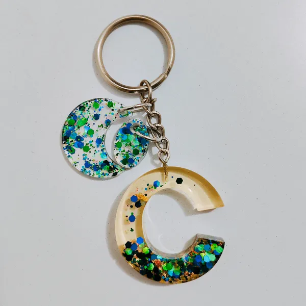 Resin_Alphabate_'O'_Keychain
(Green_Glitter+Silver_Ring)