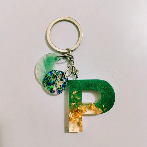 Resin_Alphabate_'E'_Keychain
(Green_Colour+Gold_Flake+Silver_Ring)