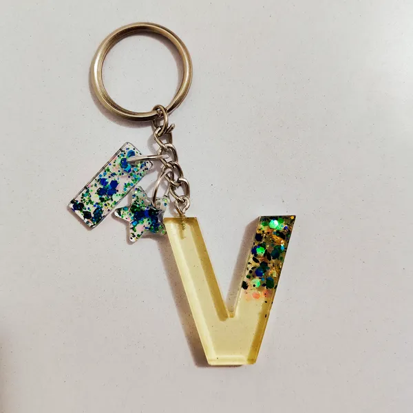 Resin_Alphabate_'O'_Keychain
(Green_Glitter+Silver_Ring)