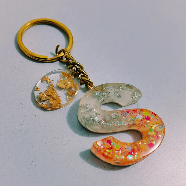 Resin_Alphabate_'S'_Keychain
(Orange_Glitter+Golden_Ring)