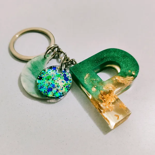 Resin_Alphabate_'E'_Keychain
(Green_Colour+Gold_Flake+Silver_Ring)