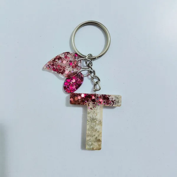 Resin_Alphabate_'R'_Keychain
(Mehroon_Glitter+Silver_Ring)