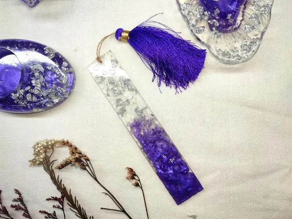 Resin_Bookmark
(Purple+_Silver_Flake+_Purple_Tassel)