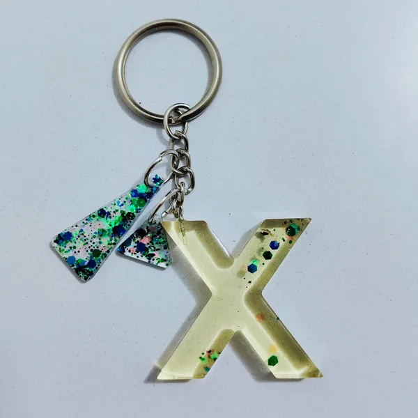 Resin_Alphabate_'O'_Keychain
(Green_Glitter+Silver_Ring)