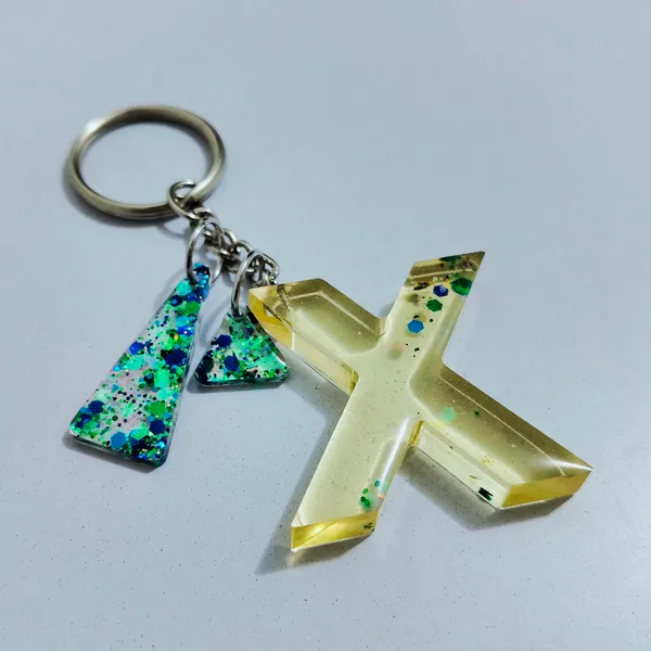 Resin_Alphabate_'O'_Keychain
(Green_Glitter+Silver_Ring)