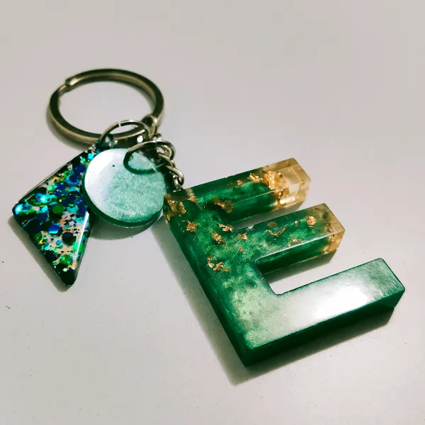 Resin_Alphabate_'E'_Keychain
(Green_Colour+Gold_Flake+Silver_Ring)