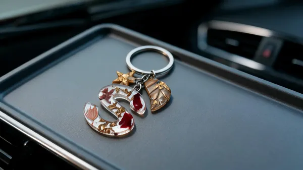 Resin_Alphabate_'S'_Keychain
(Real_Flowers&_Flakes+Silver_Ring)