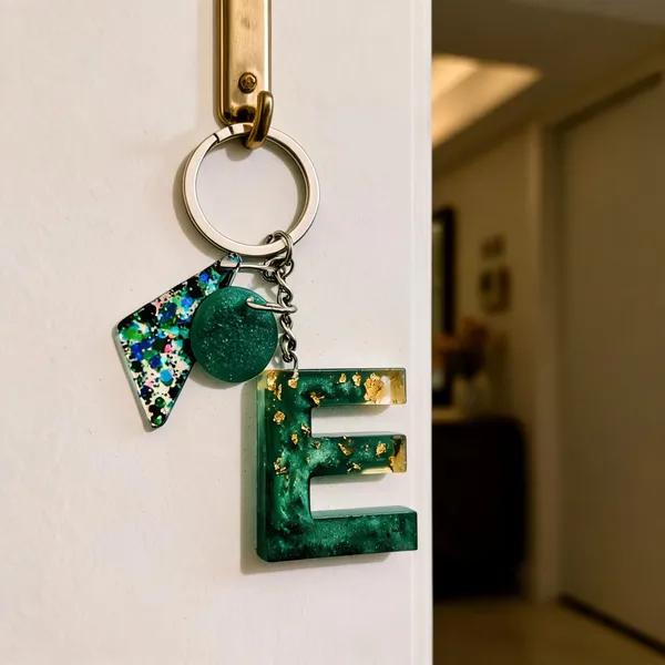 Resin_Alphabate_'E'_Keychain
(Green_Colour+Gold_Flake+Silver_Ring)