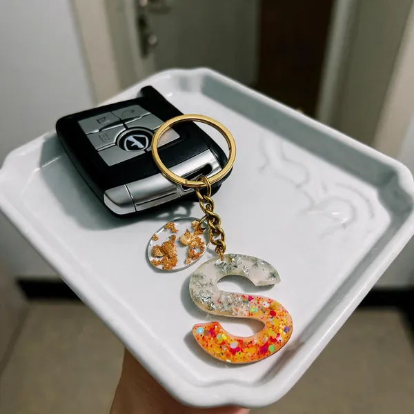 Resin_Alphabate_'S'_Keychain
(Orange_Glitter+Golden_Ring)