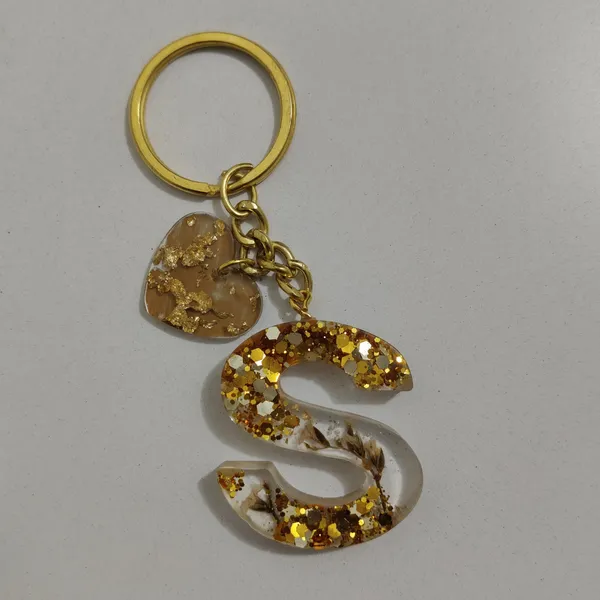 Resin_Alphabate_'S'_Keychain
(Golden_Glitter+Golden_Ring)