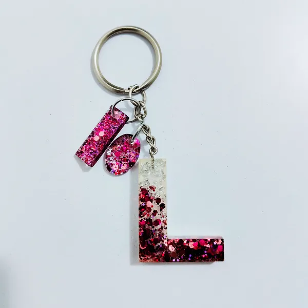 Resin_Alphabate_'R'_Keychain
(Mehroon_Glitter+Silver_Ring)