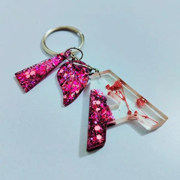 Resin_Alphabate_'R'_Keychain
(Mehroon_Glitter+Silver_Ring)