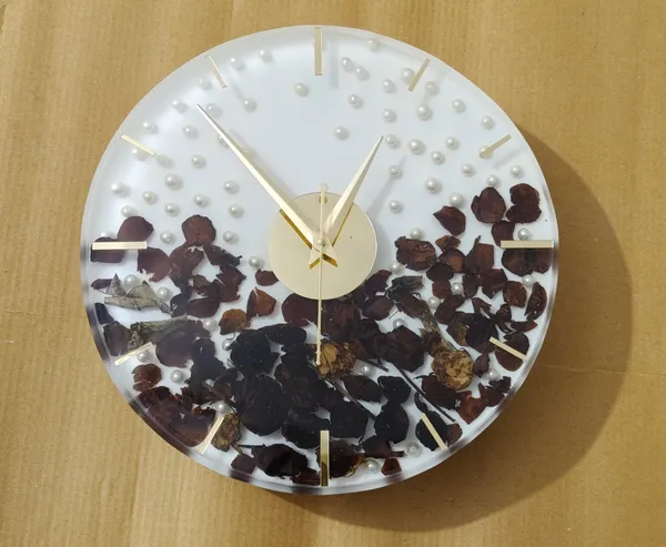 Resin_Floral_Wall_Clock_With_Preserved_Flower_Design