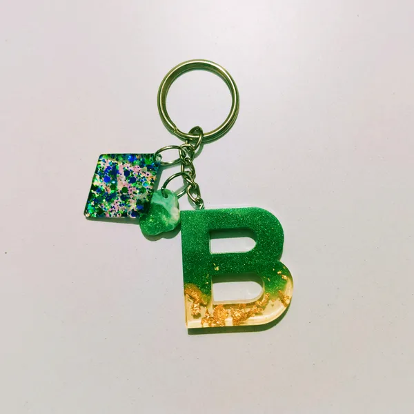 Resin_Alphabate_'E'_Keychain
(Green_Colour+Gold_Flake+Silver_Ring)