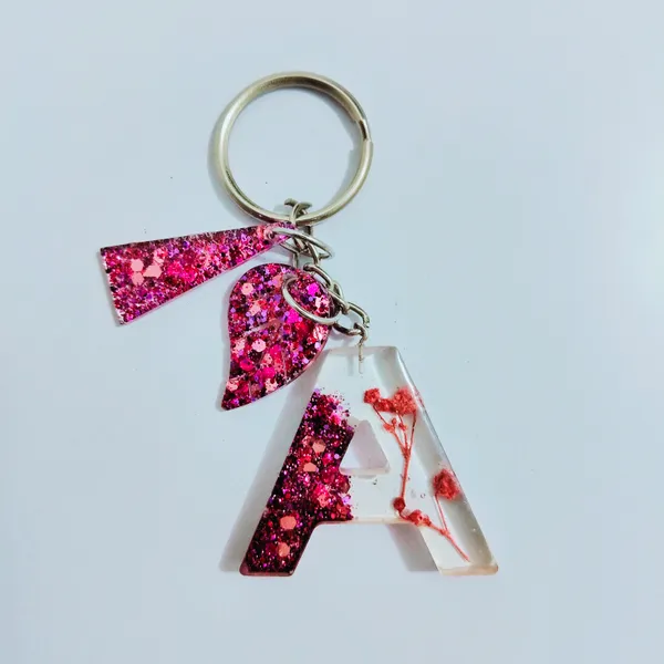 Resin_Alphabate_'R'_Keychain
(Mehroon_Glitter+Silver_Ring)