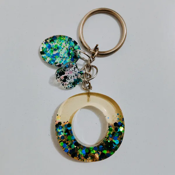 Resin_Alphabate_'O'_Keychain
(Green_Glitter+Silver_Ring)