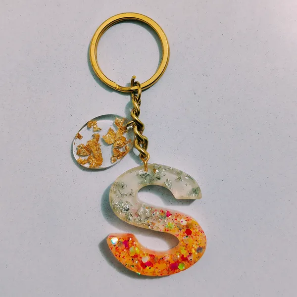 Resin_Alphabate_'S'_Keychain
(Orange_Glitter+Golden_Ring)