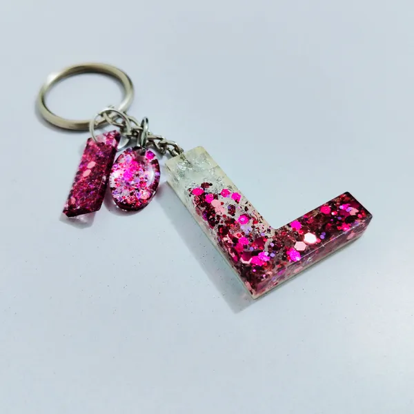 Resin_Alphabate_'R'_Keychain
(Mehroon_Glitter+Silver_Ring)