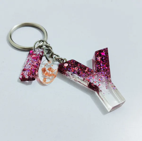 Resin_Alphabate_'R'_Keychain
(Mehroon_Glitter+Silver_Ring)