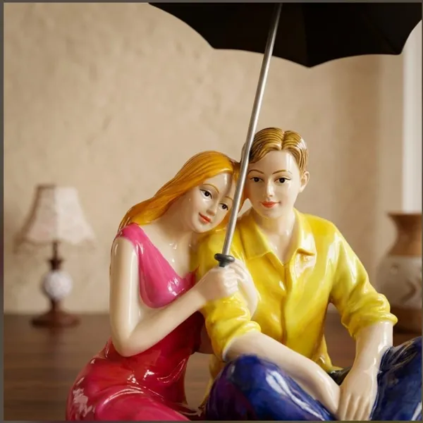 Couple_With_Umbrella_Showpiece