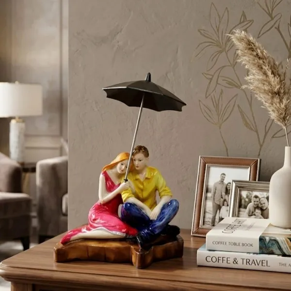 Couple_With_Umbrella_Showpiece