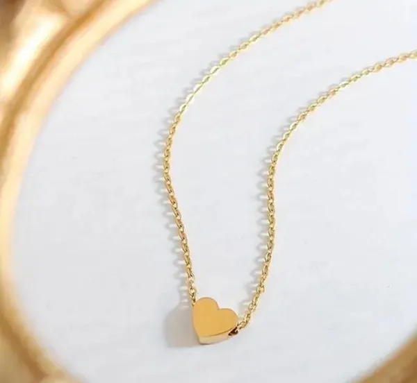 A_delicate_gold_plated_heart_pendant_with_alloy_chain_for_women_&_girl_wear_
