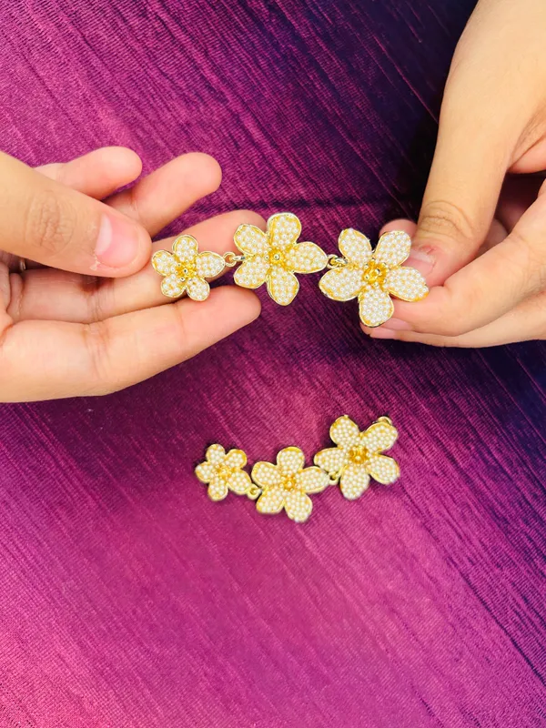 Flower_Shape_With_Pearls_Earring_Default_Title