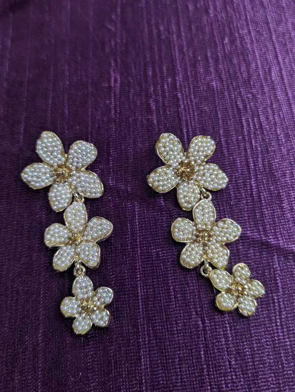 Flower_Shape_With_Pearls_Earring_Default_Title