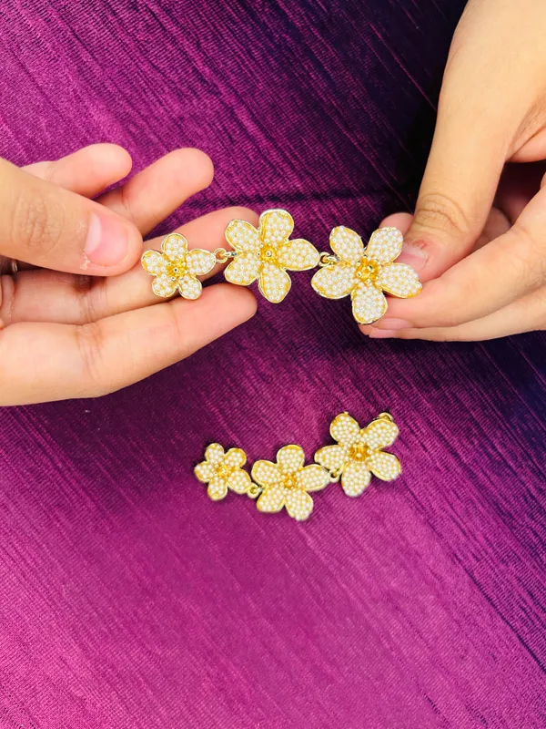 Flower_Shape_With_Pearls_Earring_Default_Title