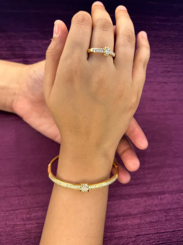 Bangle_Style_Bracelet_With_Ring_Default_Title