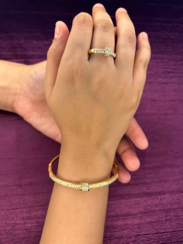 Bangle_Style_Bracelet_With_Ring_Default_Title