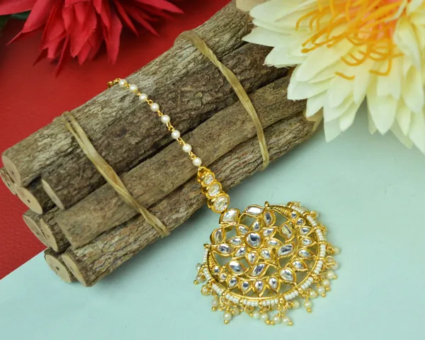 Jewelopia_Alloy_Brass_Mother_Of_Pearl_Maang_Tikka