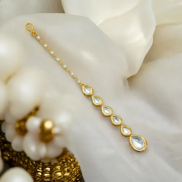 Jewelopia_Crystal_Maang_Tikka