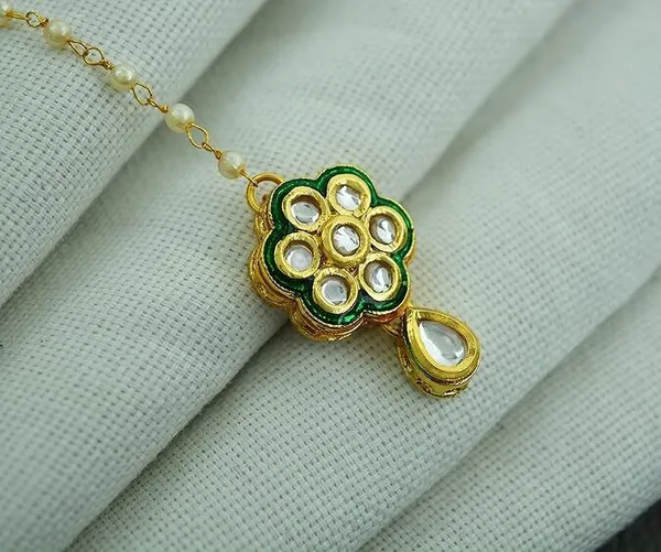 Jewelopia_Brass_Alloy_Crystal_Mother_Of_Pearl_Stone_Maang_Tikka