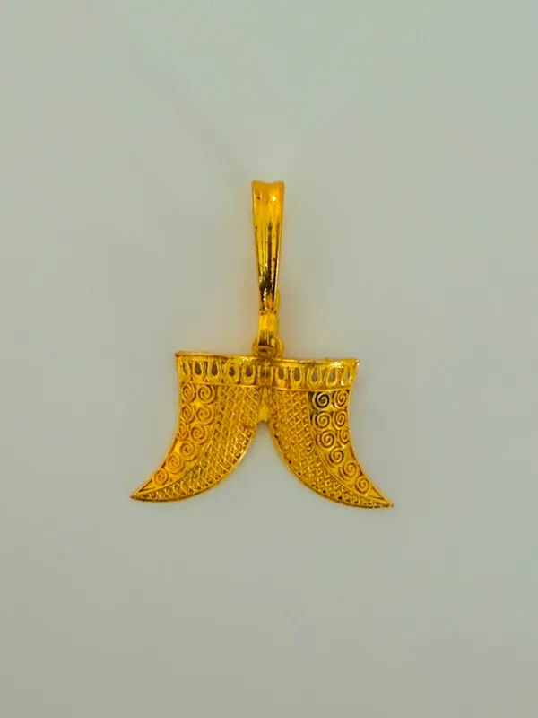 Gold_Tone_Ornate_Fan_Design_Pendant_For_Women