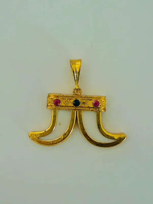 Gold_Tone_Stone_Studded_Decorative_Pendant_for_Unisex