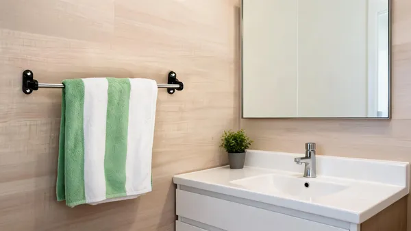 Arcylic_Modern_Wall_Mounted_Towel_Rack