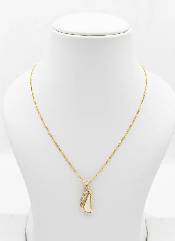 Gold_Tone_Crystal_Pendant_Necklace_for_Women