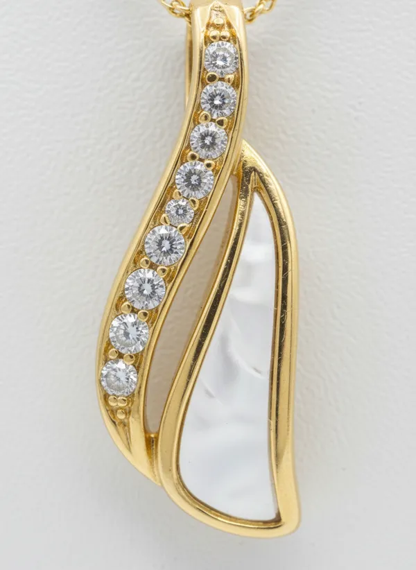 Gold_Tone_Crystal_Pendant_Necklace_for_Women